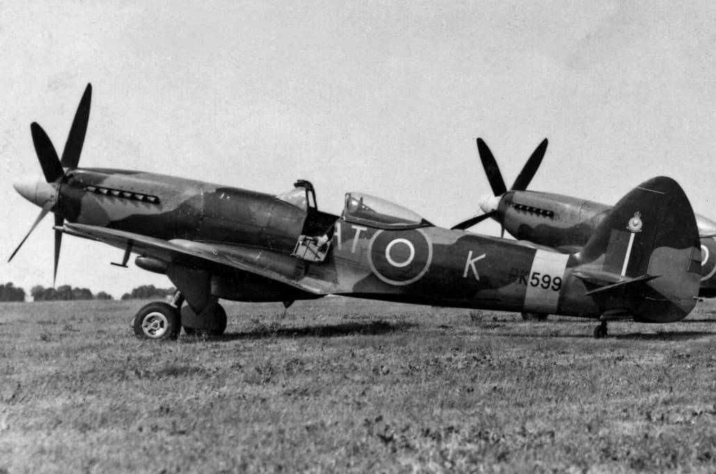Un Spitfire F Mk 22 du No. 613 Squadron sur la piste, mai 1949