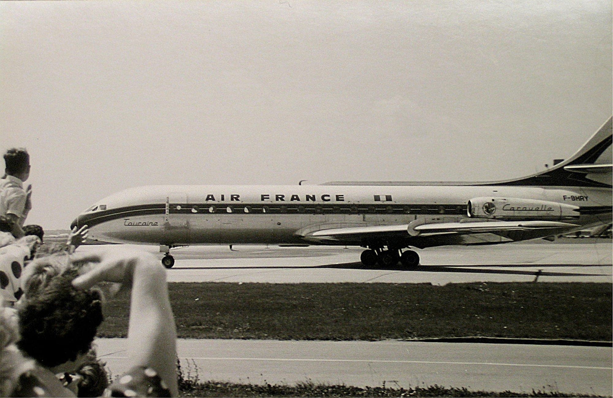 An Air France Sud Aviation Caravelle named Touraine, registration F-BHRY, taxiing past spectators at Frankfurt airport on 7 July 1963.
