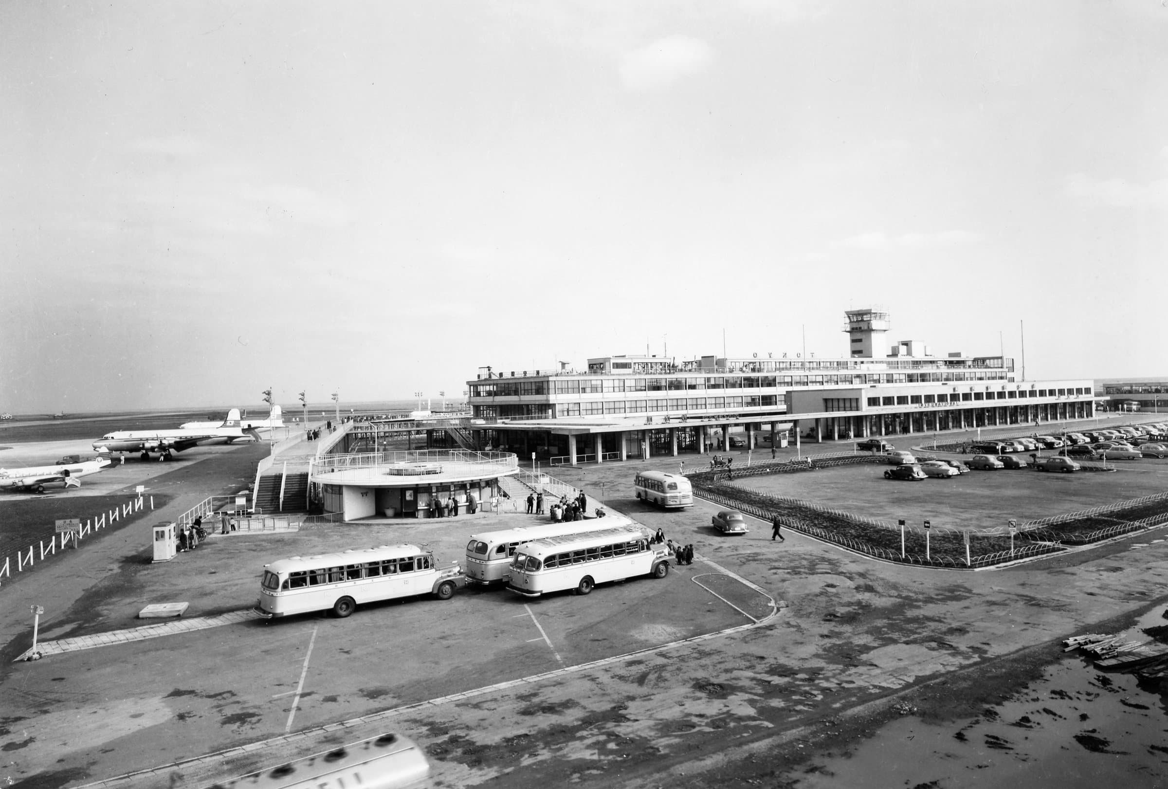 The terminal and apron of Tokyo International Airport in the 1950s