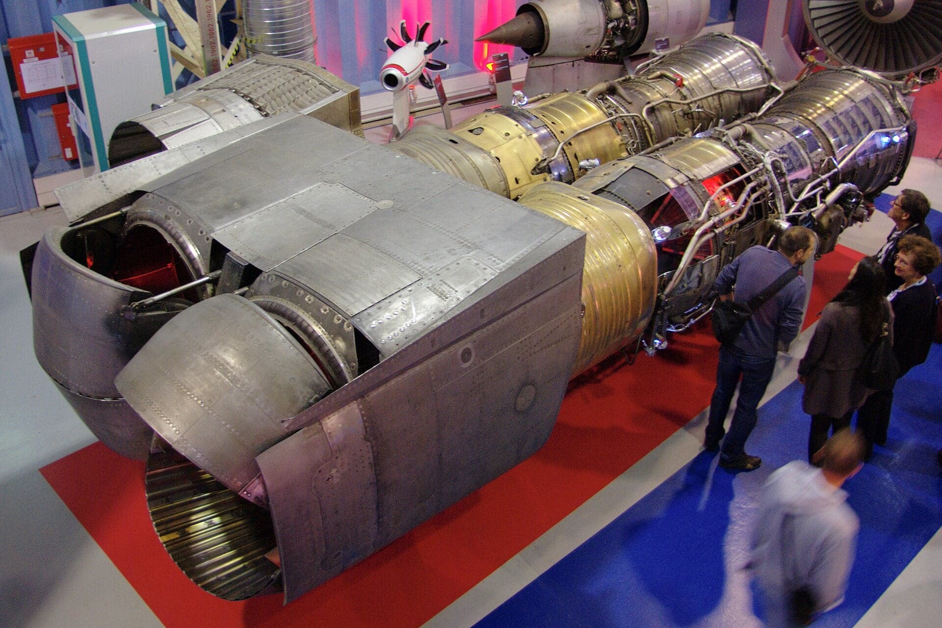 Two Olympus 593 engines at the Musée Safran, one fitted with its reheat jet pipe and variable nozzle, the other showing its casings and accessories