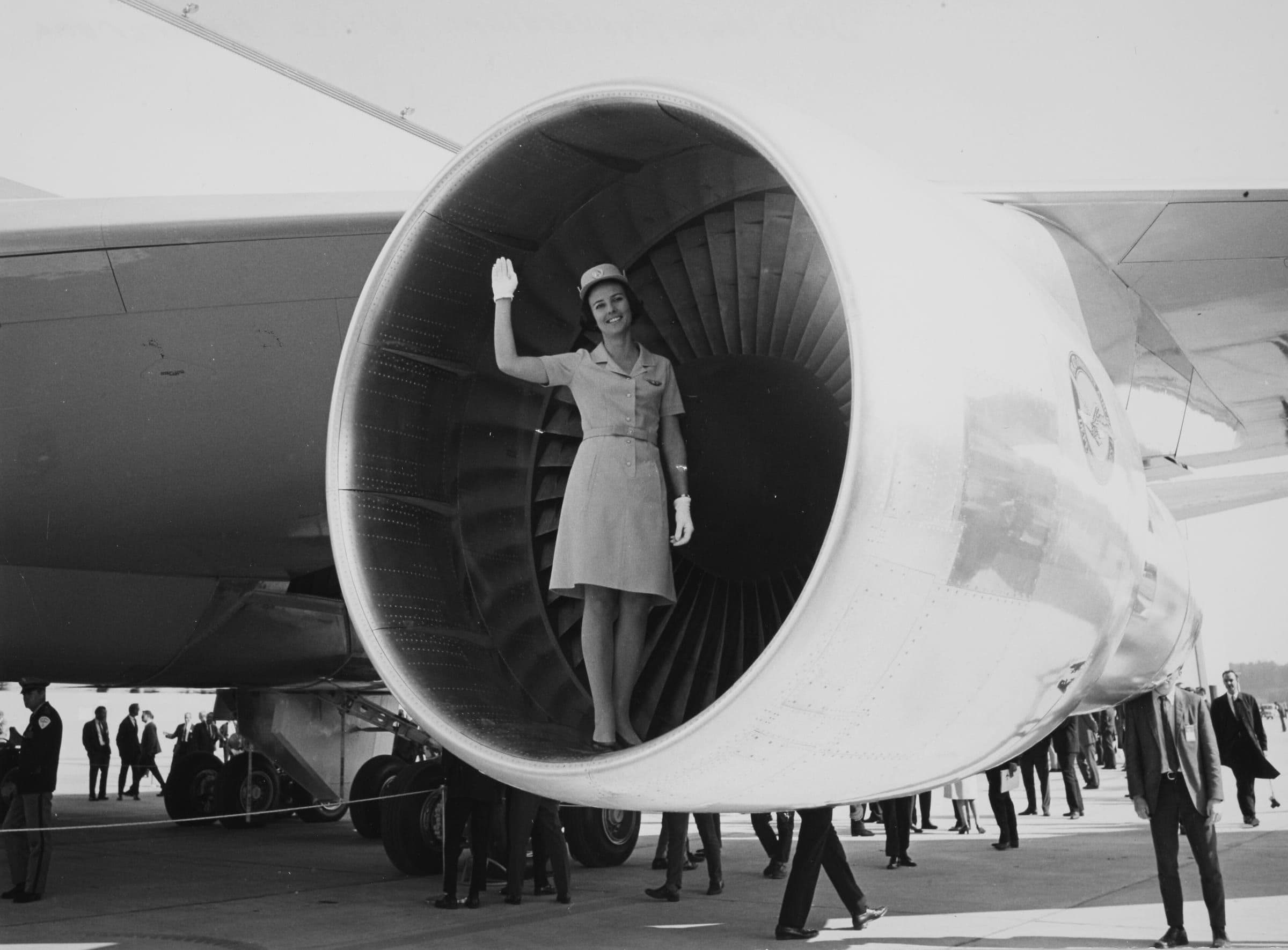 Wiveca Ankarcrona, chef hôtesse de SAS, assise dans la soufflante d'un Pratt & Whitney JT9D lors de la sortie d'usine du 747, pour en montrer la taille