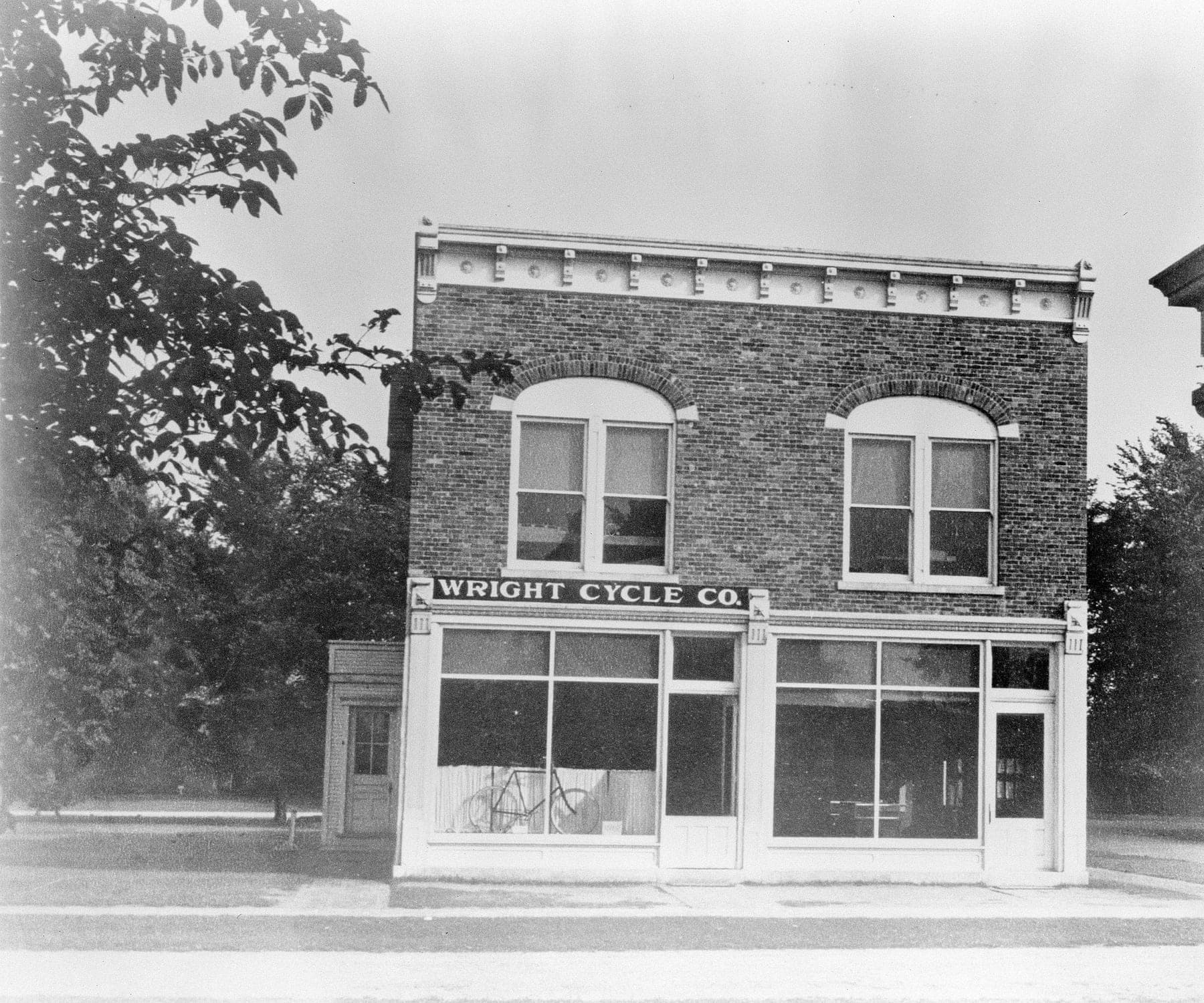L'intérieur de l'atelier de la Wright Cycle Company à Dayton, Ohio, avec ses bicyclettes, son établi et ses machines-outils.