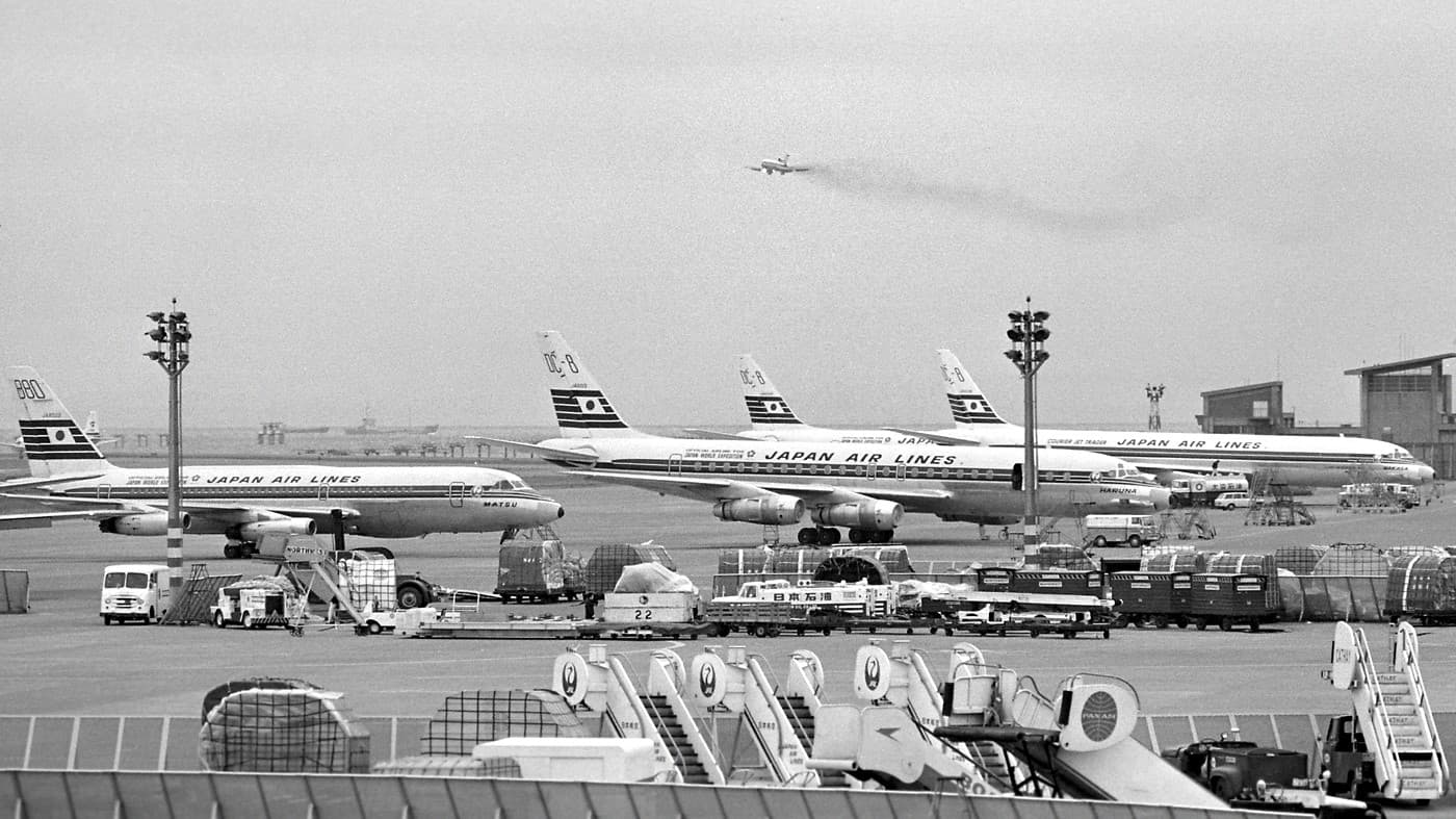 Un Douglas DC-8 de Japan Air Lines à Tokyo-Haneda en 1969